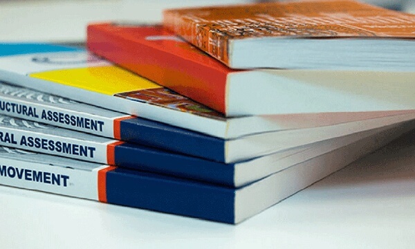 Sách in màu thường được đóng thành cuốn bằng phương pháp dán keo